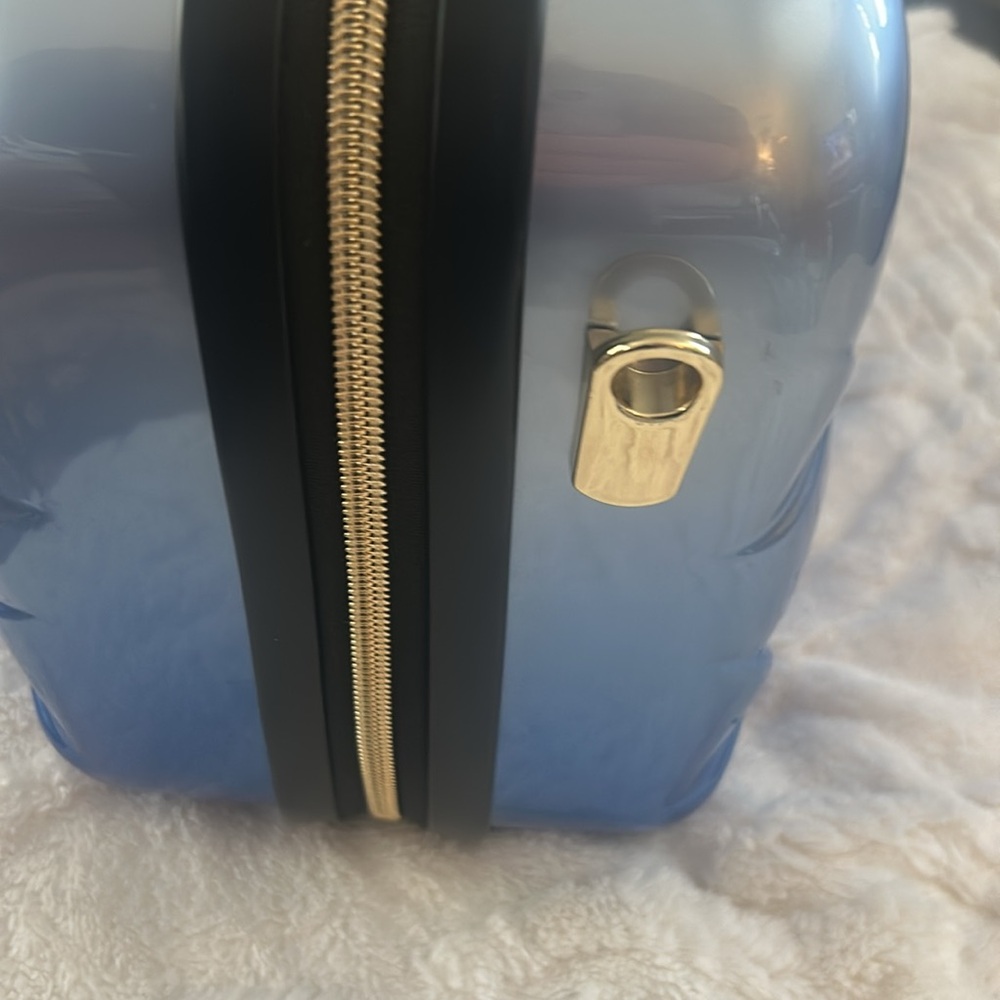 Triforce hard-sided Beauty Case. In shades of metallic blue to silver ombré - Picture 7 of 7